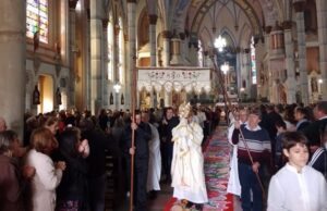Missa, procissão e o colorido dos tapetes marcam o dia de Corpus Christi