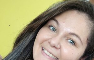 Jovem busca auxílio para cirurgia de tumor cerebral