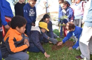 Semana do Meio Ambiente: Semass promove plantio de árvores em escola