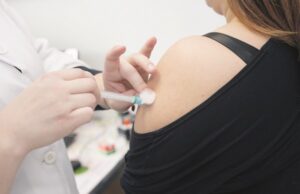 Combate à covid-19: segunda dose de reforço chega para o público a partir de 50 anos