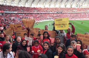 Crianças de Santa Cruz fazem a festa com o Inter no Beira-Rio