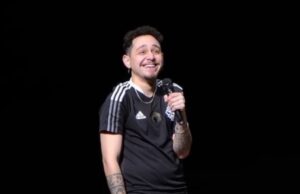 Muitas risadas e auditório lotado no show de Gio Lisboa em Santa Cruz