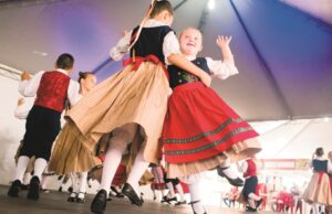 Grupos de danças alemãs abrilhantam a festa