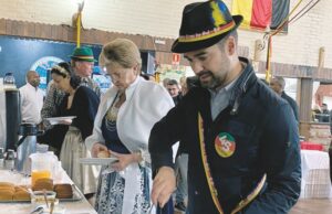 Eleições 2022: Eduardo Leite visita a Oktoberfest