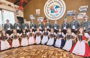 Maior grupo de danças alemãs do Brasil na Festa da Alegria