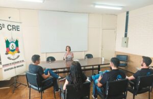 Secretária Raquel Teixeira visita escolas em Santa Cruz
