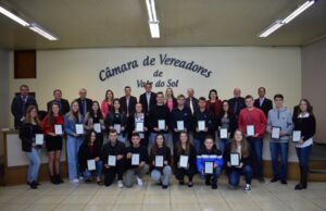 Homenagem aos alunos destaques de Vale do Sol
