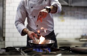 Homens na Cozinha alia experiência gastronômica e solidariedade