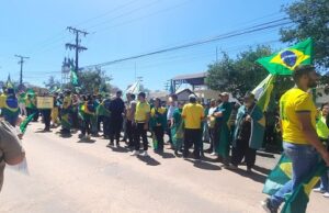 Manifestação em frente ao 7º BIB pede intervenção militar no País