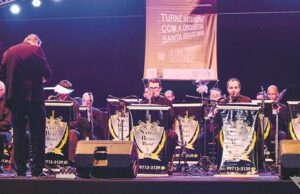 CDL promove show com a Santa Brass Band