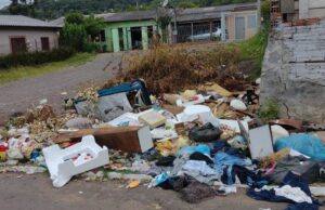 Ponte do Viver Bem é alvo de descarte irregular de lixo