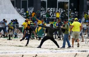 Manifestantes invadem Congresso, Planalto e STF