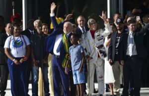 Brasil: Saiba quem são as pessoas que entregaram a faixa presidencial a Lula