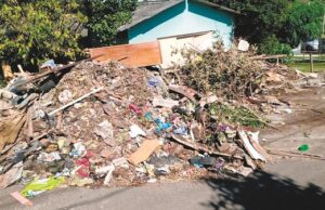 Comunidade santa-cruzense descarta lixos em lugares inapropriados