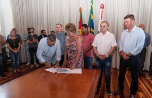 Prefeitura assina contrato para remoção de cabeamento aéreo irregular