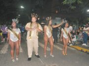 Carnaval | SantaFolia leva grande público para o desfile das escolas na noite de sábado
