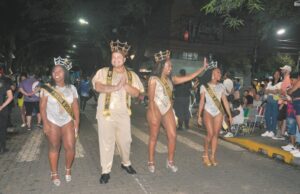 Carnaval | SantaFolia leva grande público para o desfile das escolas na noite de sábado