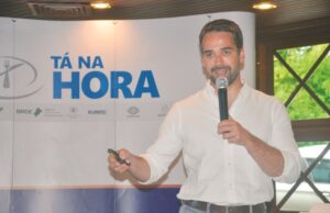 Projeção | Eduardo Leite visita Santa Cruz e enfatiza prioridades para o Estado