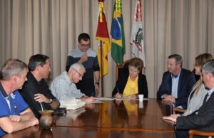 Prefeitura e Mercur firmam acordo para plantio de 1,4 mil árvores no Complexo do Lago Prefeito Telmo Kirst