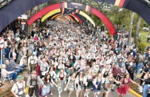 Primeiro desfile temático reúne 40 mil pessoas