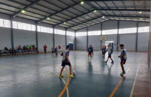 Projeto Craques da Bola reúne 60 crianças no Ginásio Aliança