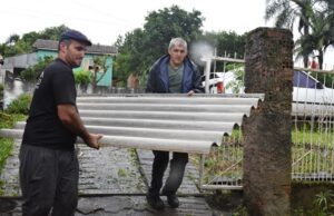 Defesa Civil presta atendimento aos atingidos pelo temporal
