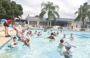 Qualidade de vida | Projeto de hidroginástica para idosos recomeça com força total