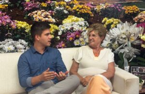 Prefeita recebe visita de santa-cruzense que desenvolveu prótese para mãos e braços