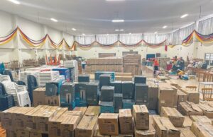 Doações de móveis e eletrodomésticos já ocupam a Comunidade Evangélica