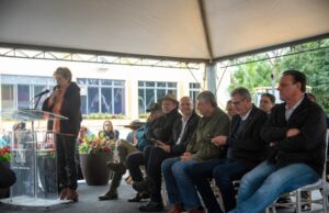 Prefeita Helena prestigia ato de instalação de Gabinete Itinerante do Ministério da Agricultura