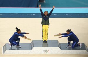 Ouro | Rebeca Andrade supera Biles, é ouro no solo e torna-se maior medalhista olímpica do Brasil