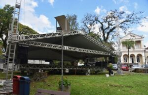 Estruturas para as comemorações dos 146 anos do município estão sendo montadas na Praça da Bandeira