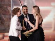 Atletismo | Jaque Weber recebe troféu em premiação nacional