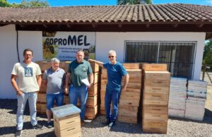 Prefeitura de Santa Cruz realiza entrega de caixas para captura de enxames de abelhas