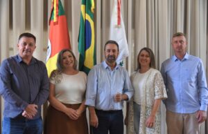 PREFEITURA | Sérgio Moraes recebe visita do prefeito de Três Passos Sérgio Moraes recebe prefeito de Três Passos