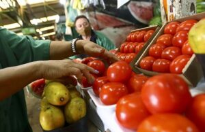 Bolso do consumidor | Cesta básica sobe mais de 14%