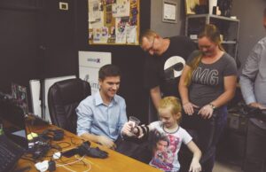 Mudança na rotina | Menina de seis anos ganha prótese móvel de startup