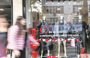 Dia dos Namorados | Apaixonados devem investir R$ 271,00 no presente