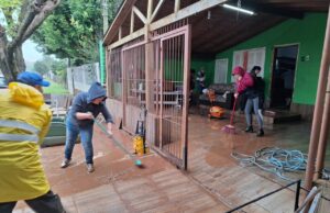 Chuvas | Servidores da prefeitura e voluntários auxiliam na limpeza das casas