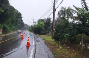 Chuvas | Trânsito interrompido na João Werlang por risco de desmoronamento