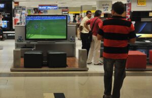 Economia | Vendas no comércio recuam 0,1% em junho, 3º mês seguido de queda