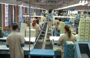 Economia | Faturamento da indústria sobe, mas emprego cai pelo terceiro mês