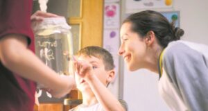 Volta às aulas | Relações humanas e aprendizado de línguas na primeira infância