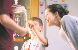 Volta às aulas | Relações humanas e aprendizado de línguas na primeira infância