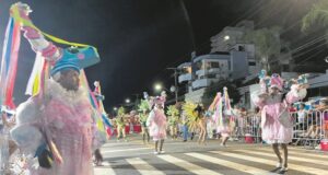 Santa Folia | Escolas de samba disputam título amanhã