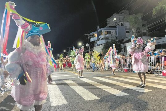 Santa Folia | Escolas de samba disputam título amanhã