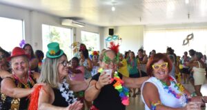 Folia | Conselho do Idoso promove festa de carnaval em grande estilo