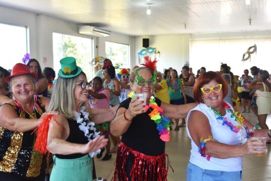 Folia | Conselho do Idoso promove festa de carnaval em grande estilo