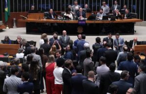 Trabalho | Câmara aprova, em dois turnos, a PEC pelo fim da escala 6×1