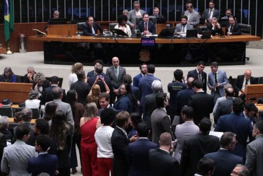 Trabalho | Câmara aprova, em dois turnos, a PEC pelo fim da escala 6×1